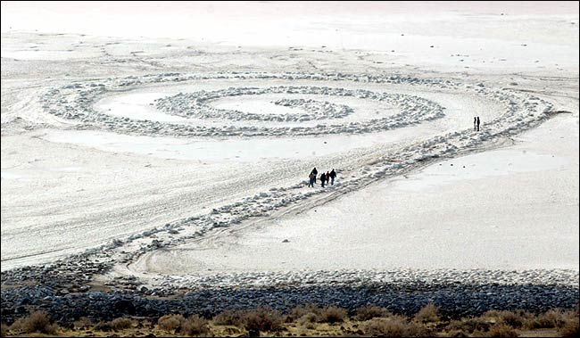 "Spiral Jetty" et la roche de basalte blanchie par le sel