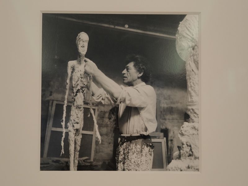 Photographie de Giacometti au travail sur une sculpture de l'homme qui marche