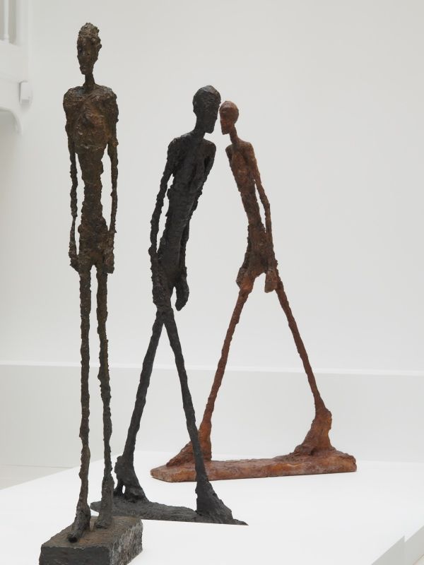 Trois sculptures de l'homme qui marche exposition de la Fondation Giacometti Paris